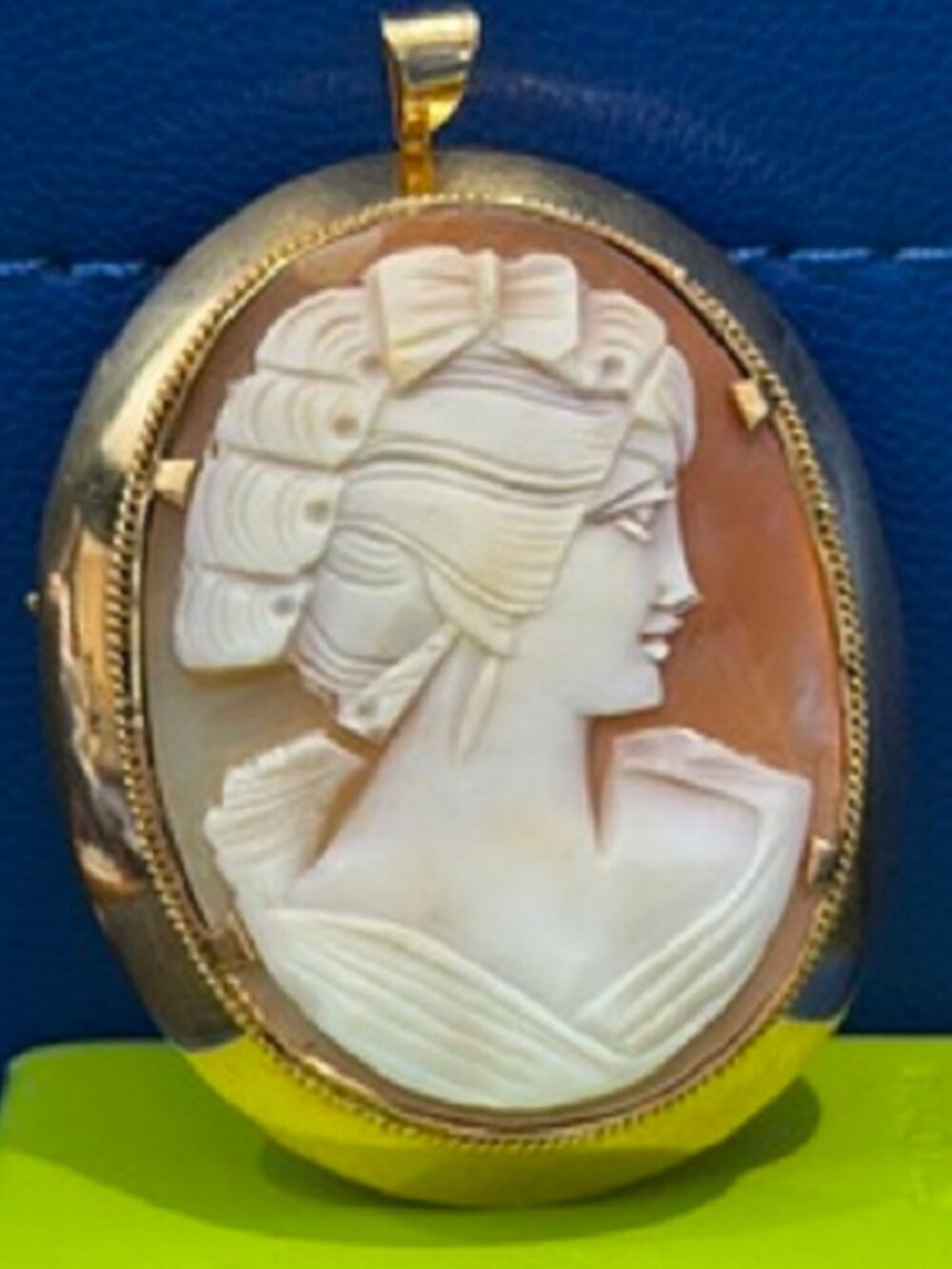 Vintage Ivan y Monica Convertible Golden Carved Cameo Oval Pendant/Brooch